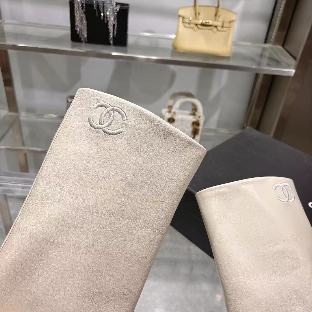 Chanel 25B Runway Chain Knee-High Boots – Autumn/Winter Collection